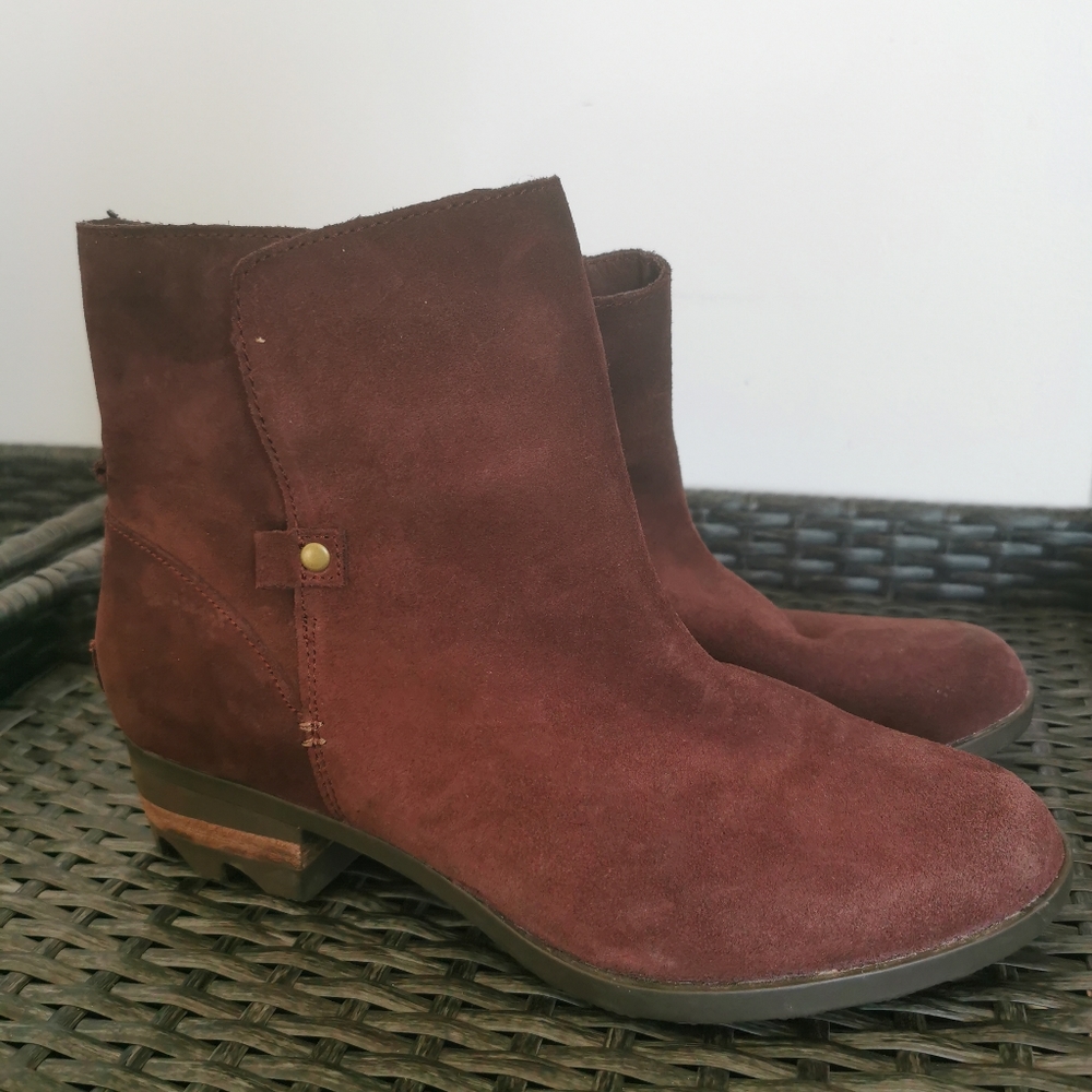 Sorel burgundy ankle boots